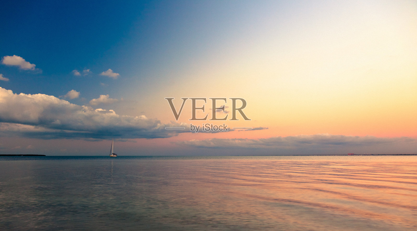 晨雾中的帆船照片摄影图片