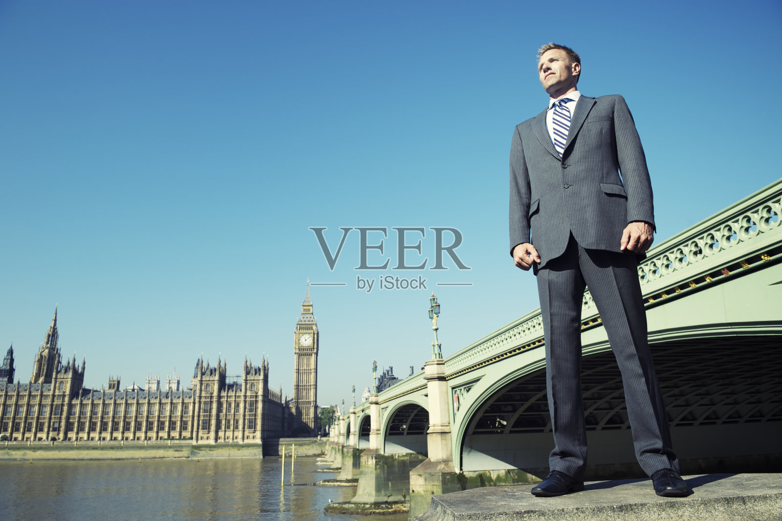 商人站在伦敦议会大厦前照片摄影图片