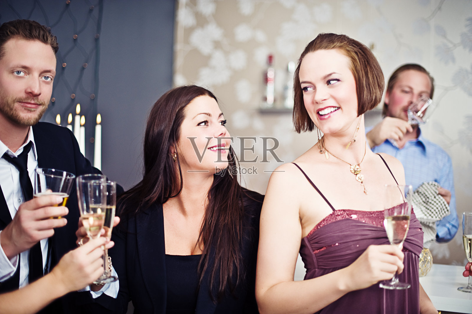 酒吧里的朋友照片摄影图片