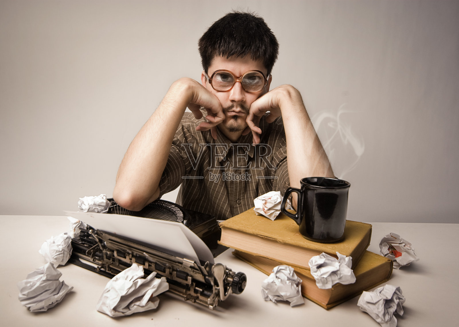 陷入困境的作家照片摄影图片