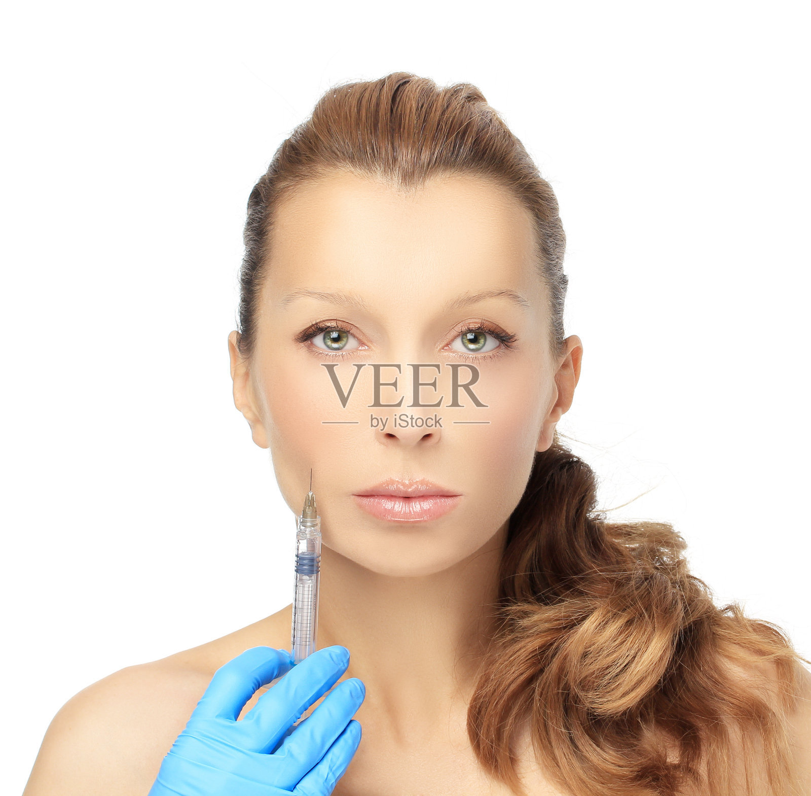 年轻女子正在注射美容产品照片摄影图片