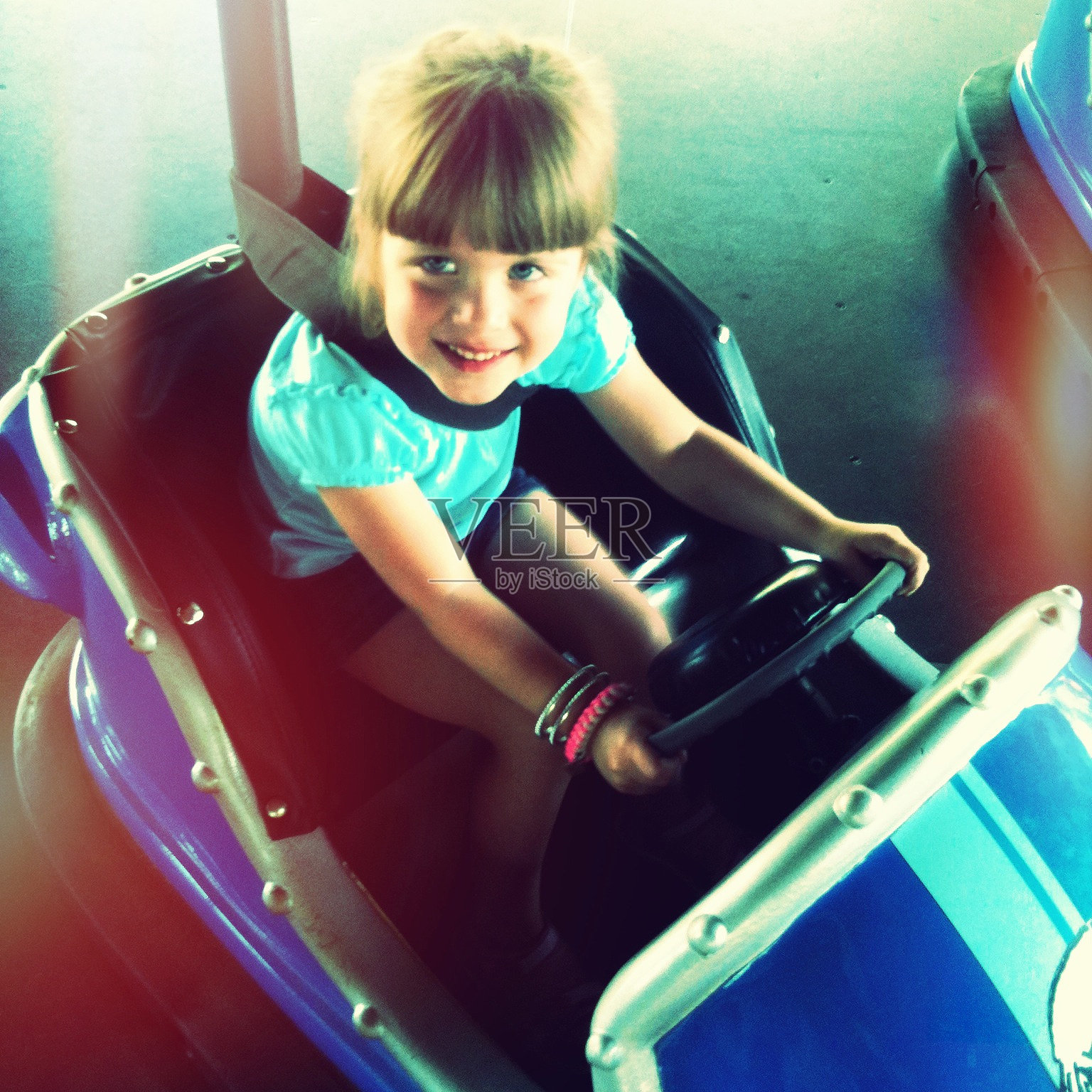 碰碰车里的小女孩照片摄影图片