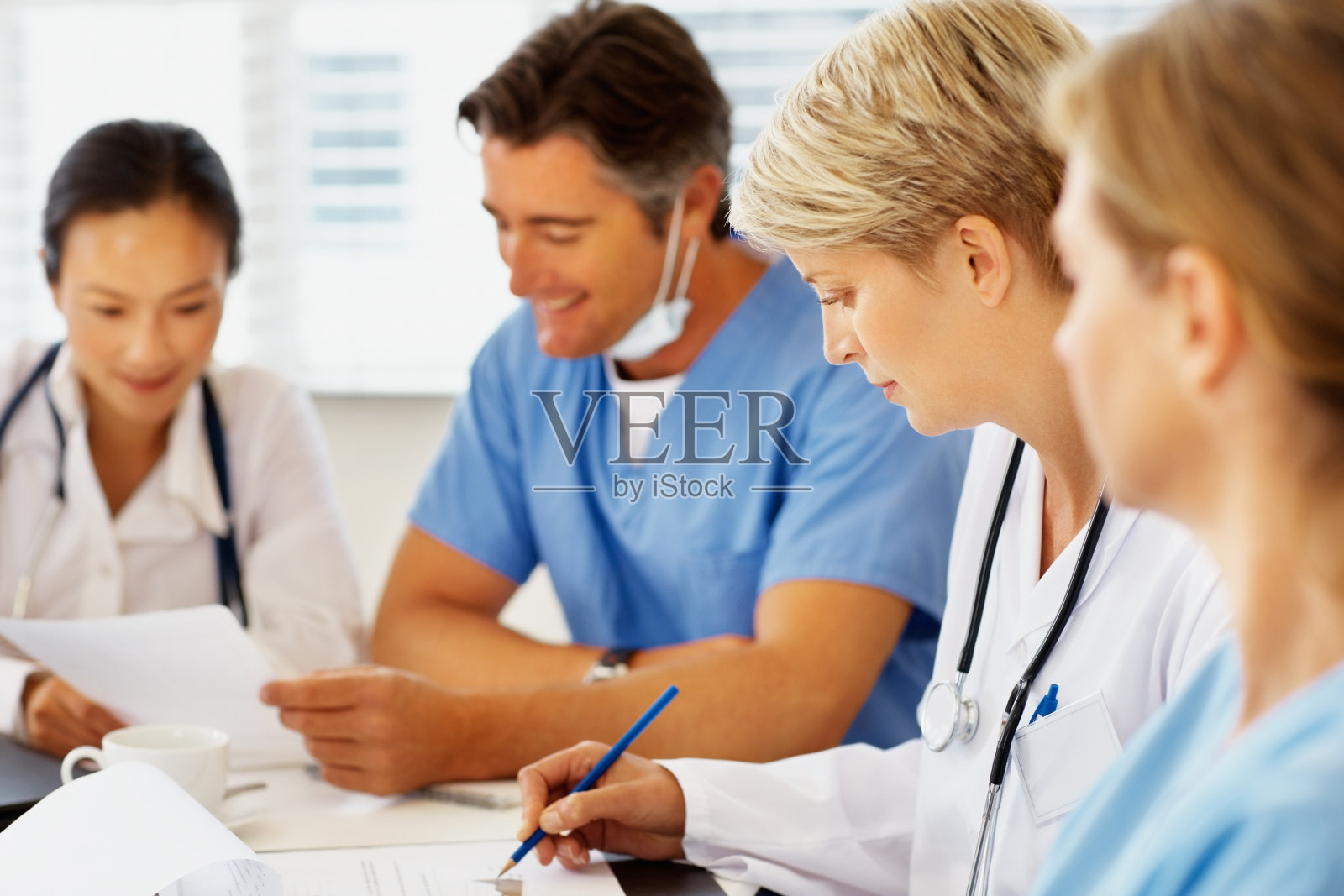 在会议期间一起工作的一组医生照片摄影图片