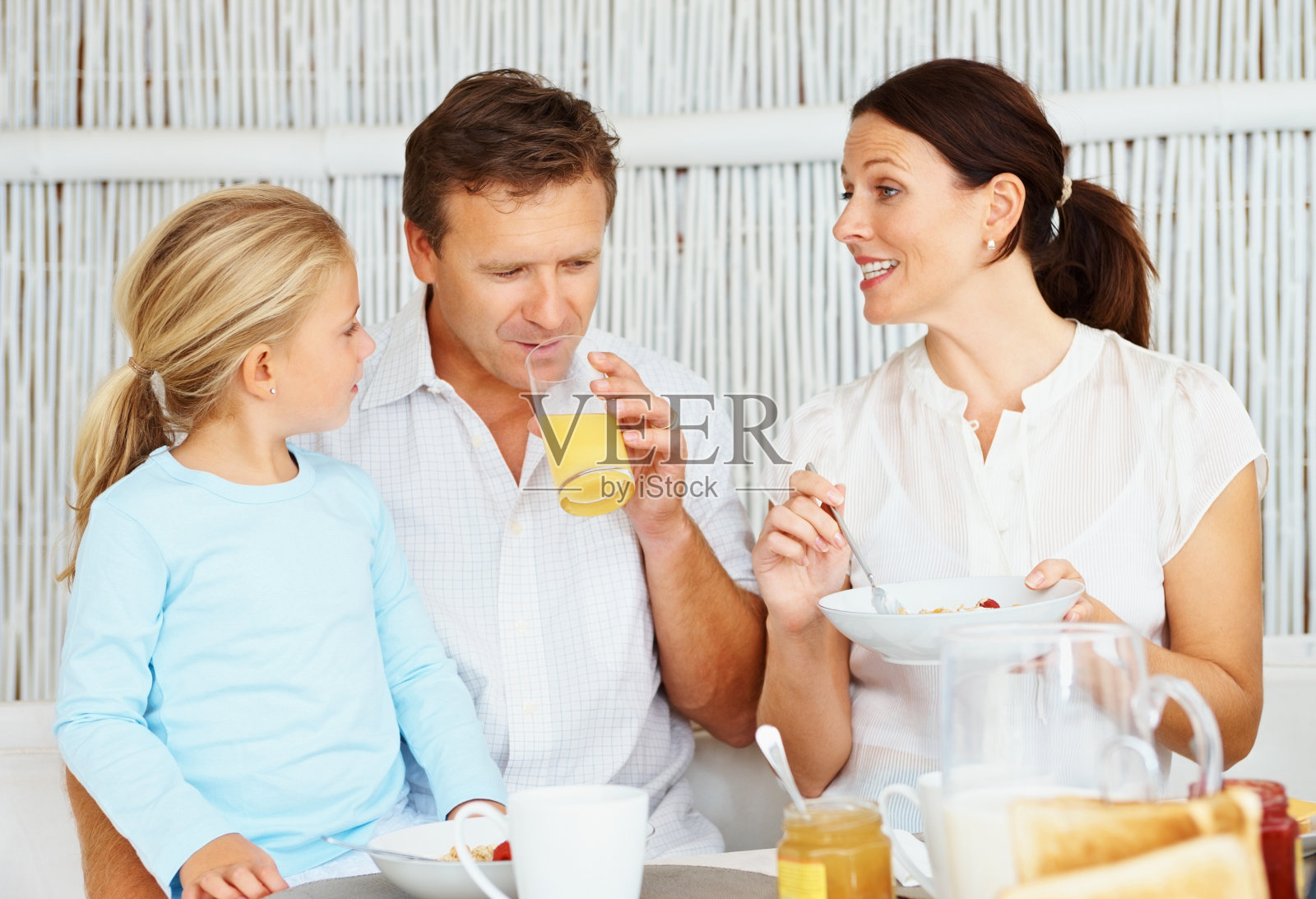 幸福的一家人吃早餐照片摄影图片