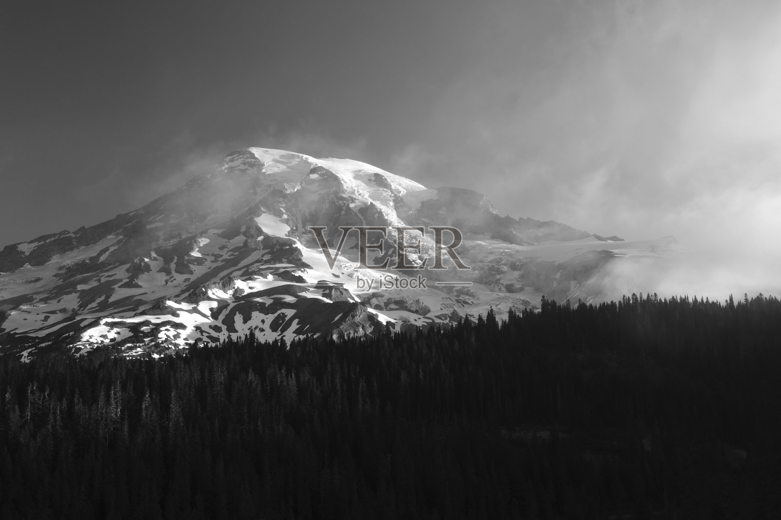 太雷尼尔山(黑与白)照片摄影图片