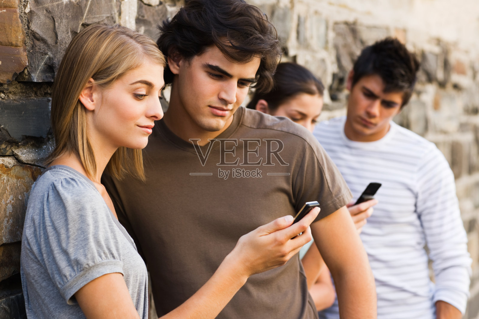 有手机的年轻夫妇照片摄影图片