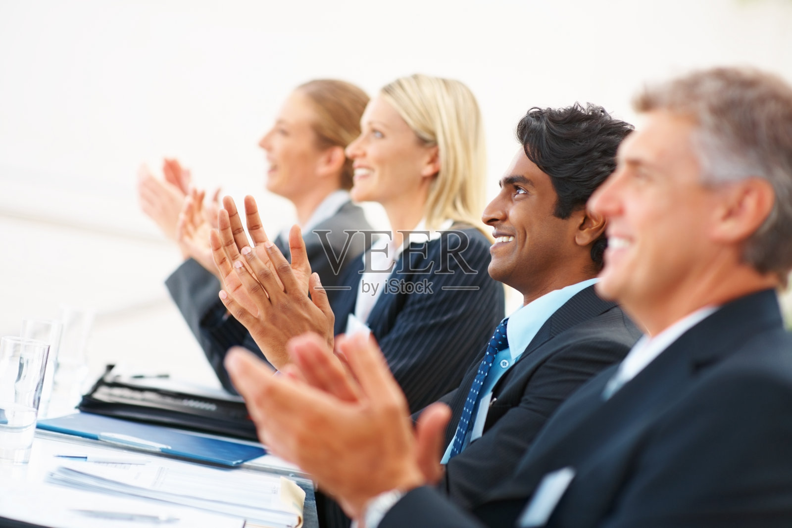 愉快的商业同事在办公室鼓掌照片摄影图片