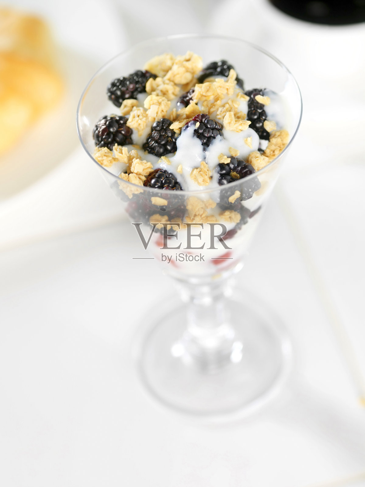 混合浆果冻配酸奶和格兰诺拉麦片照片摄影图片