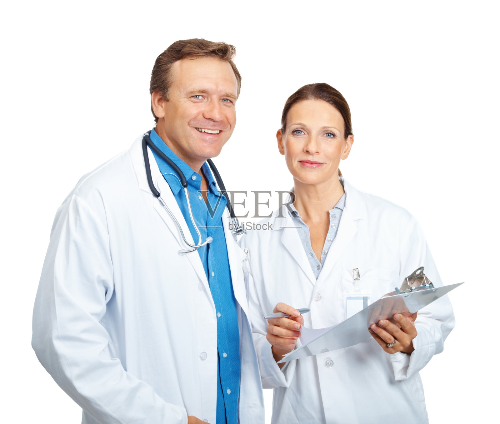 微笑着成熟的医生与医疗报告反对白色照片摄影图片