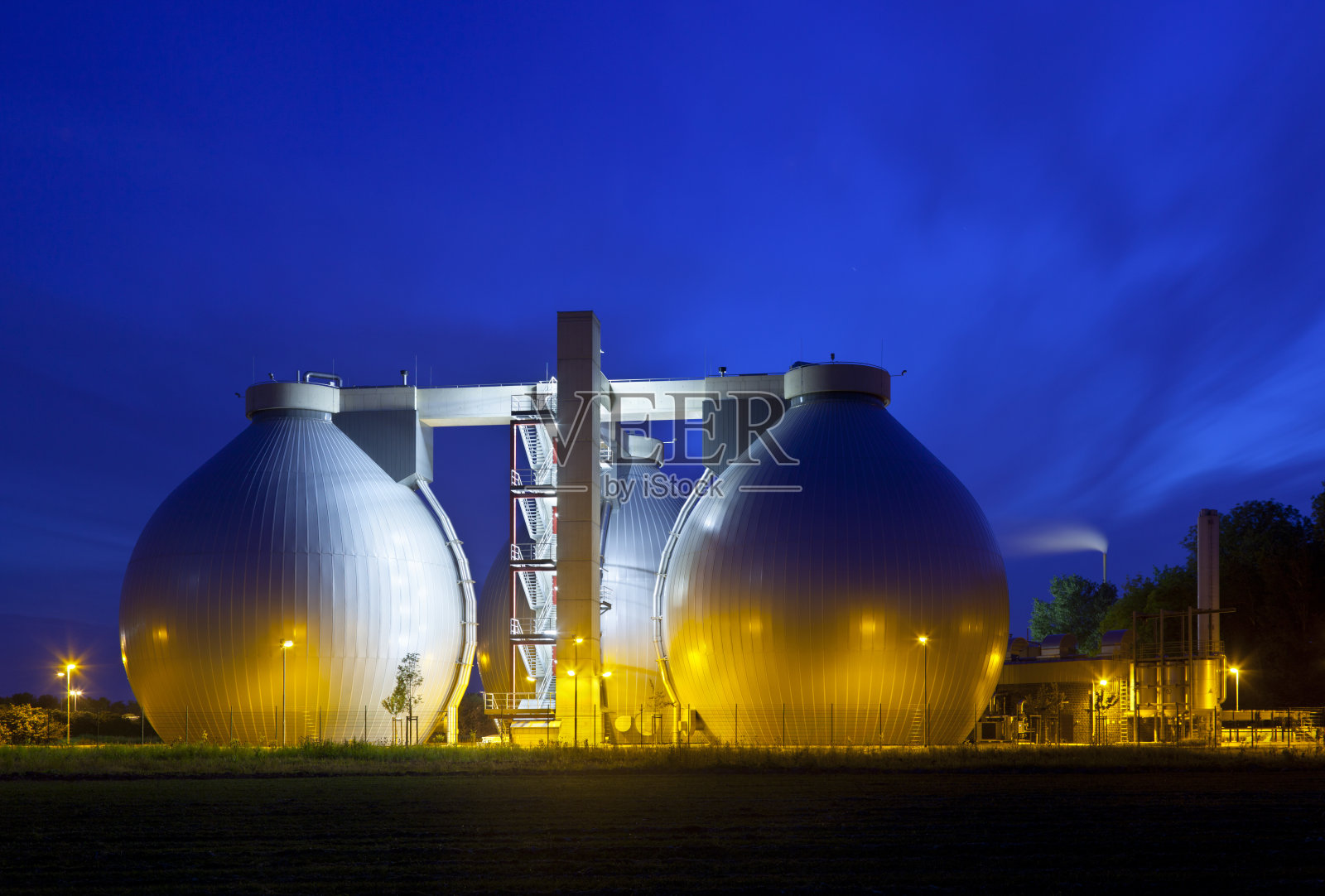 污水处理厂在夜间照片摄影图片