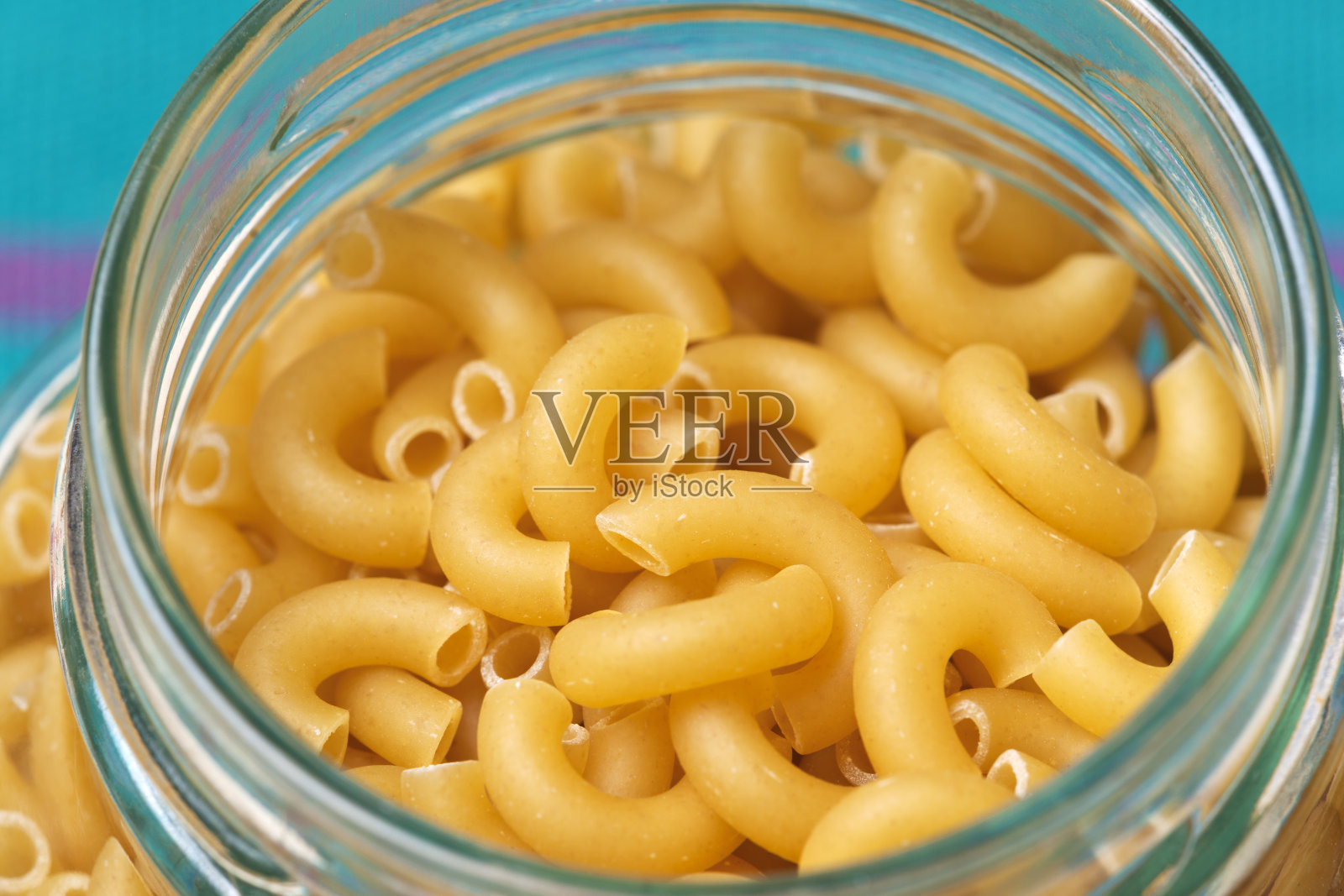玻璃罐子里的生通心粉照片摄影图片