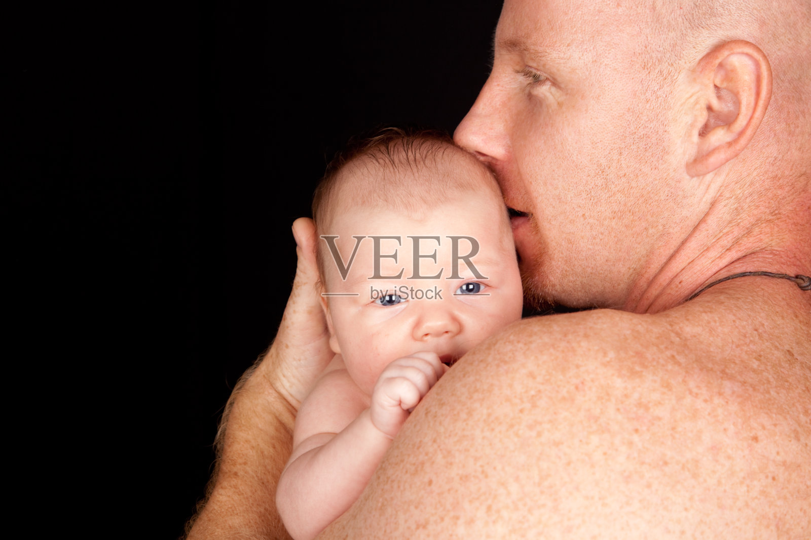 父亲抱着刚出生的女儿照片摄影图片