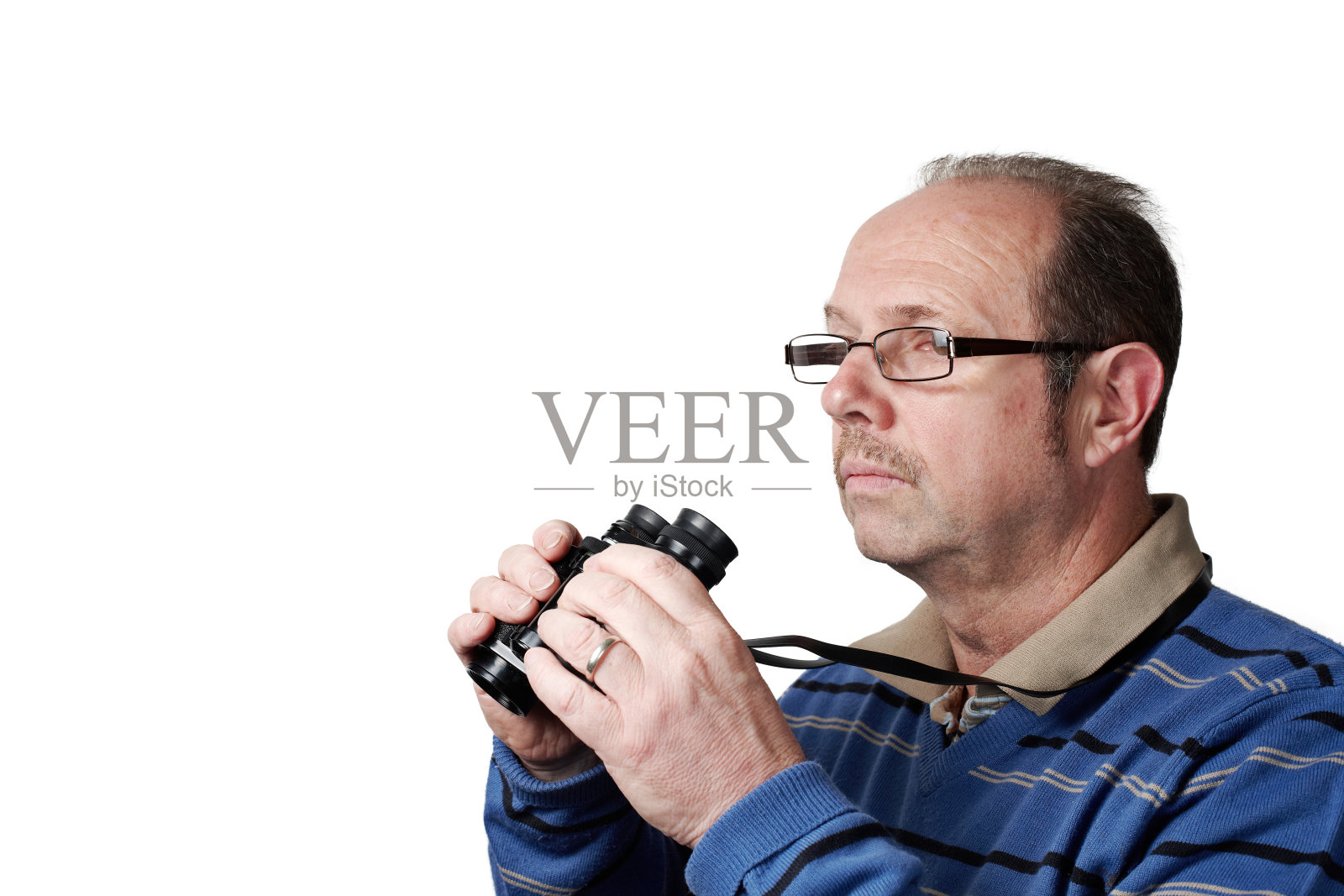 用双筒望远镜的成熟男人照片摄影图片