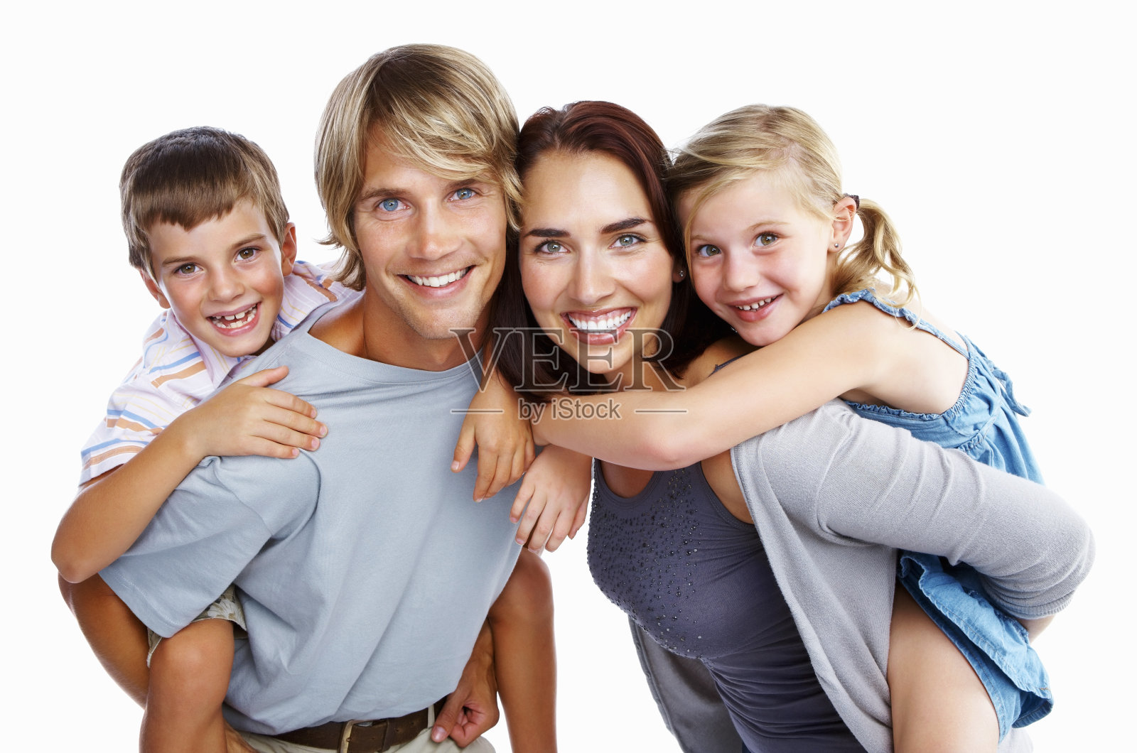 孩子们喜欢骑在父母的背上照片摄影图片