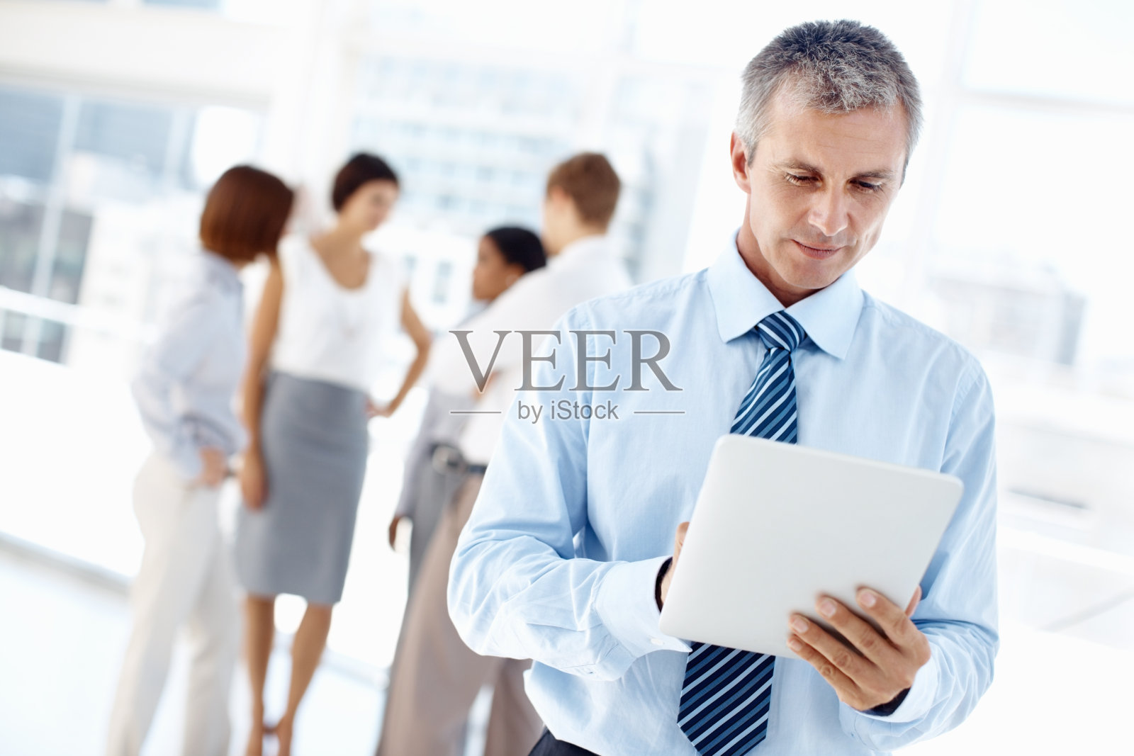 在工作中使用平板电脑的商人照片摄影图片