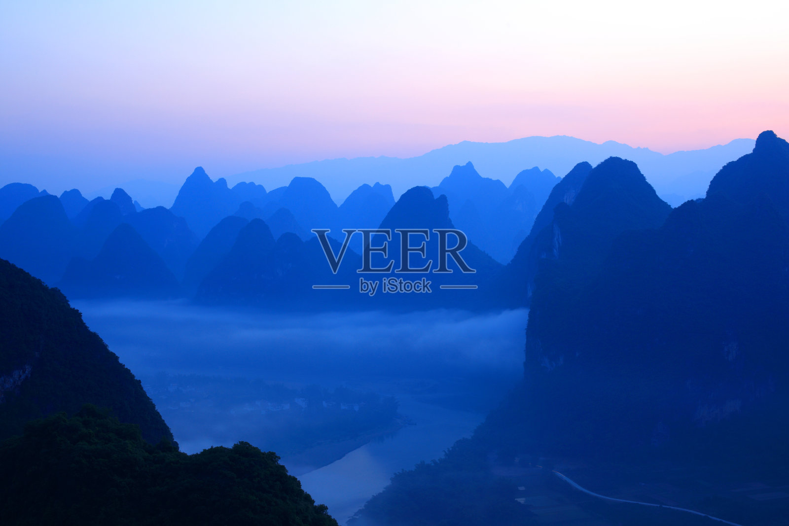 黎明时分的桂林山照片摄影图片