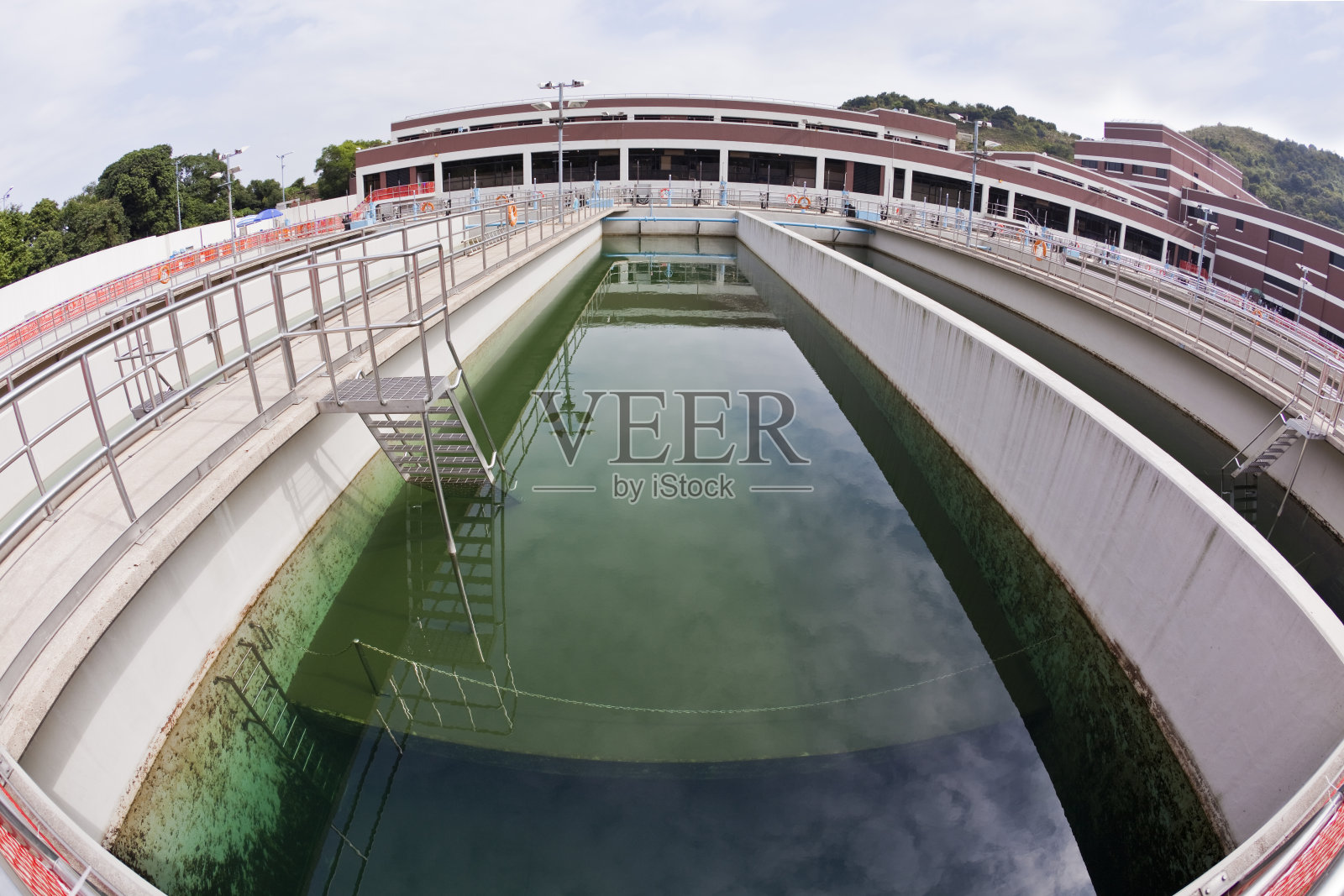 水处理厂中的沉淀池照片摄影图片
