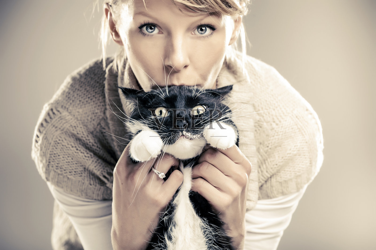 年轻美丽的女性和她的猫照片摄影图片