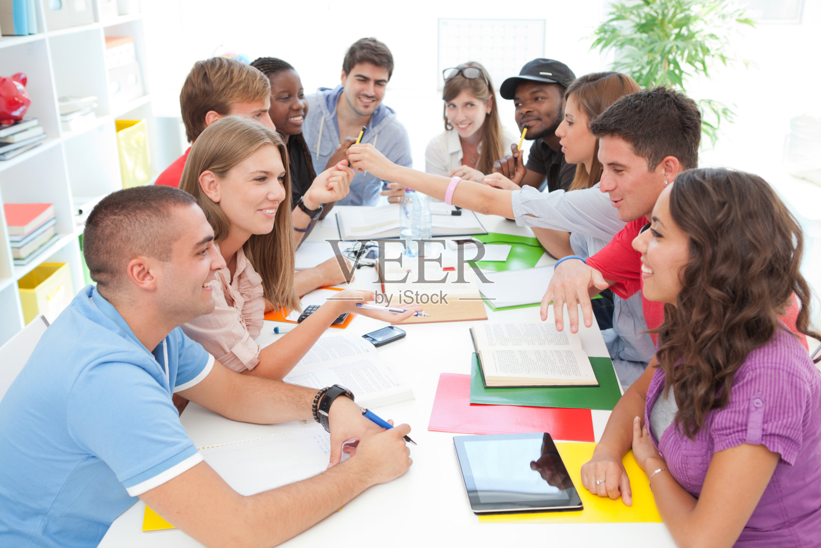 一组学生一起学习。照片摄影图片