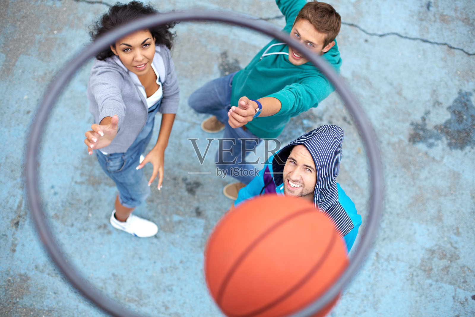 父亲和孩子们在操场上玩耍照片摄影图片