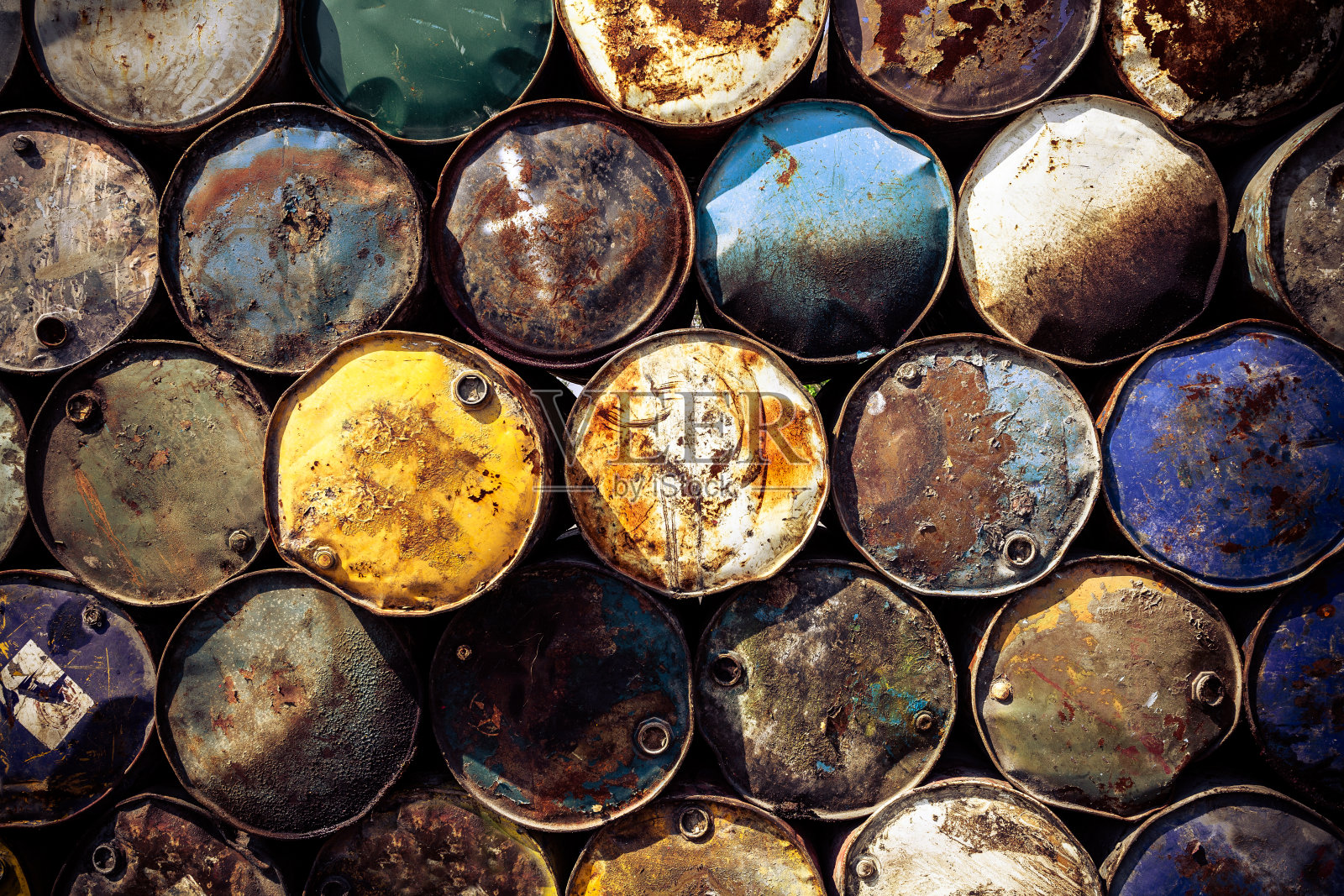 一堆风化的油桶照片摄影图片
