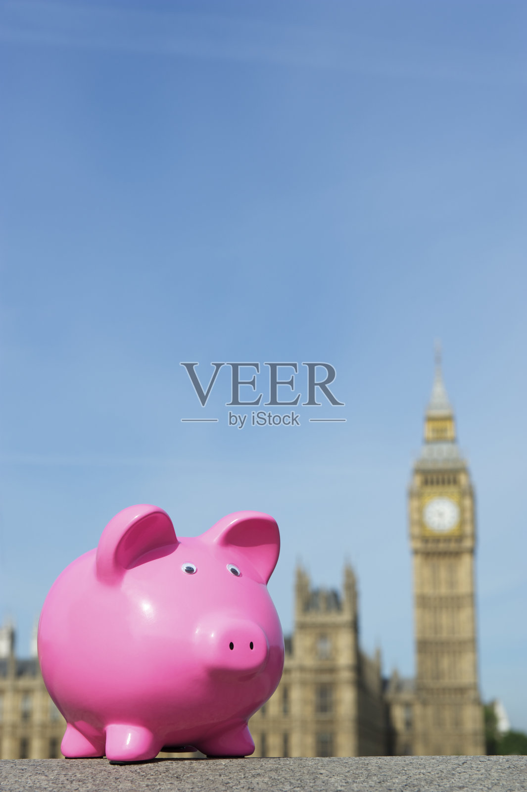 储蓄罐站在伦敦国会大厦照片摄影图片