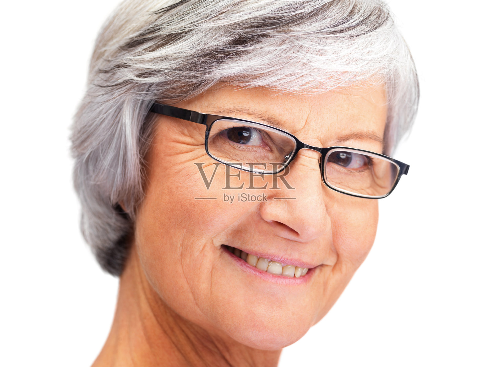 特写的年长退休妇女微笑在白色的背景照片摄影图片