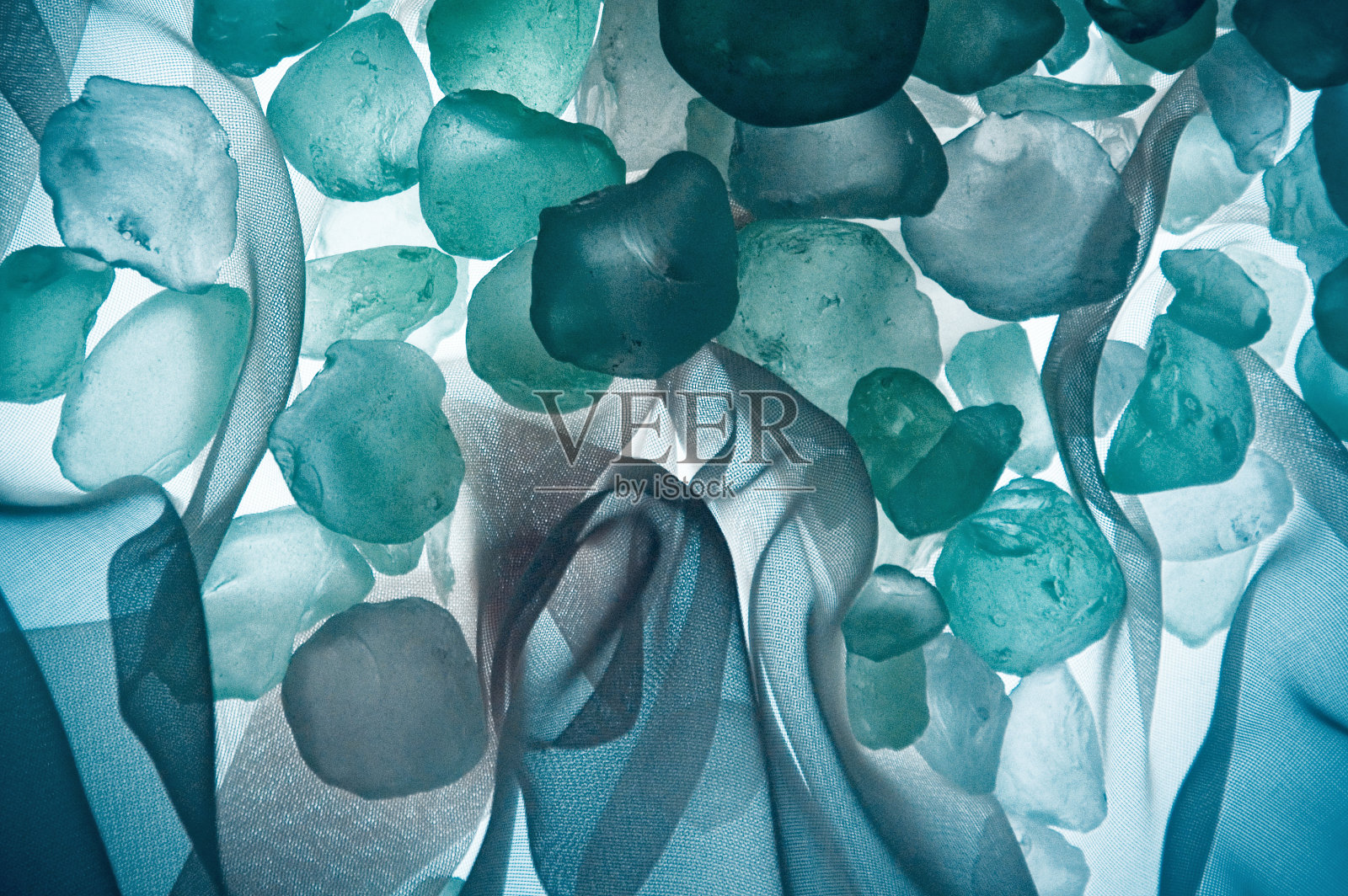 蓝光透过玻璃卵石照片摄影图片