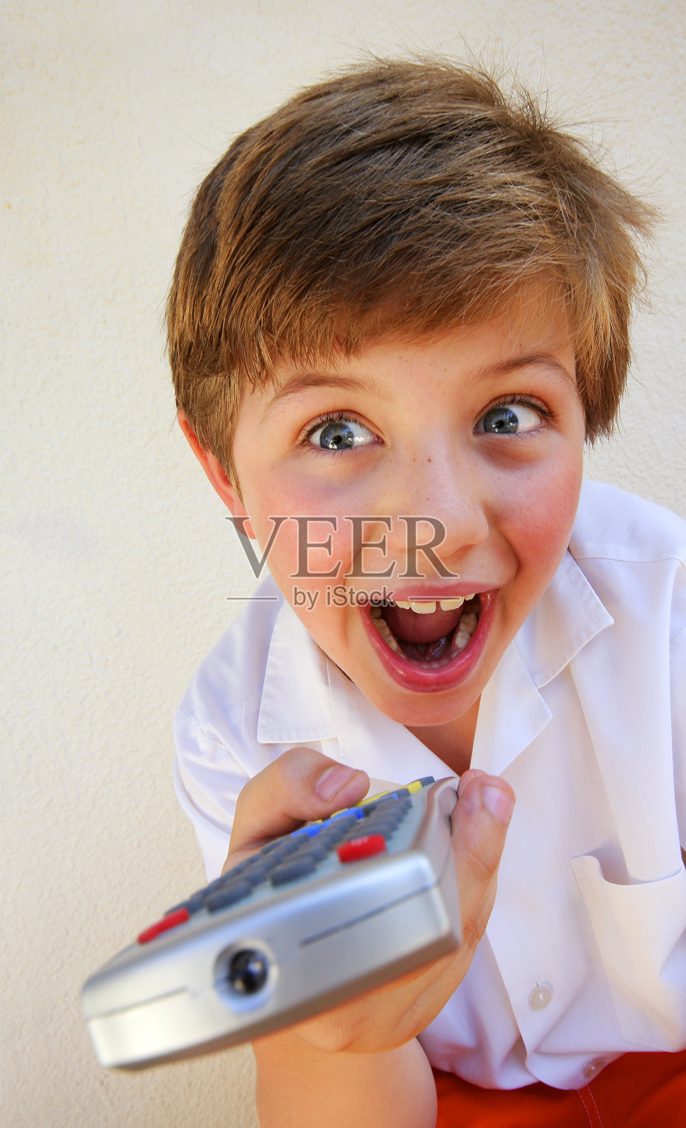 拿着电视遥控器的男孩照片摄影图片