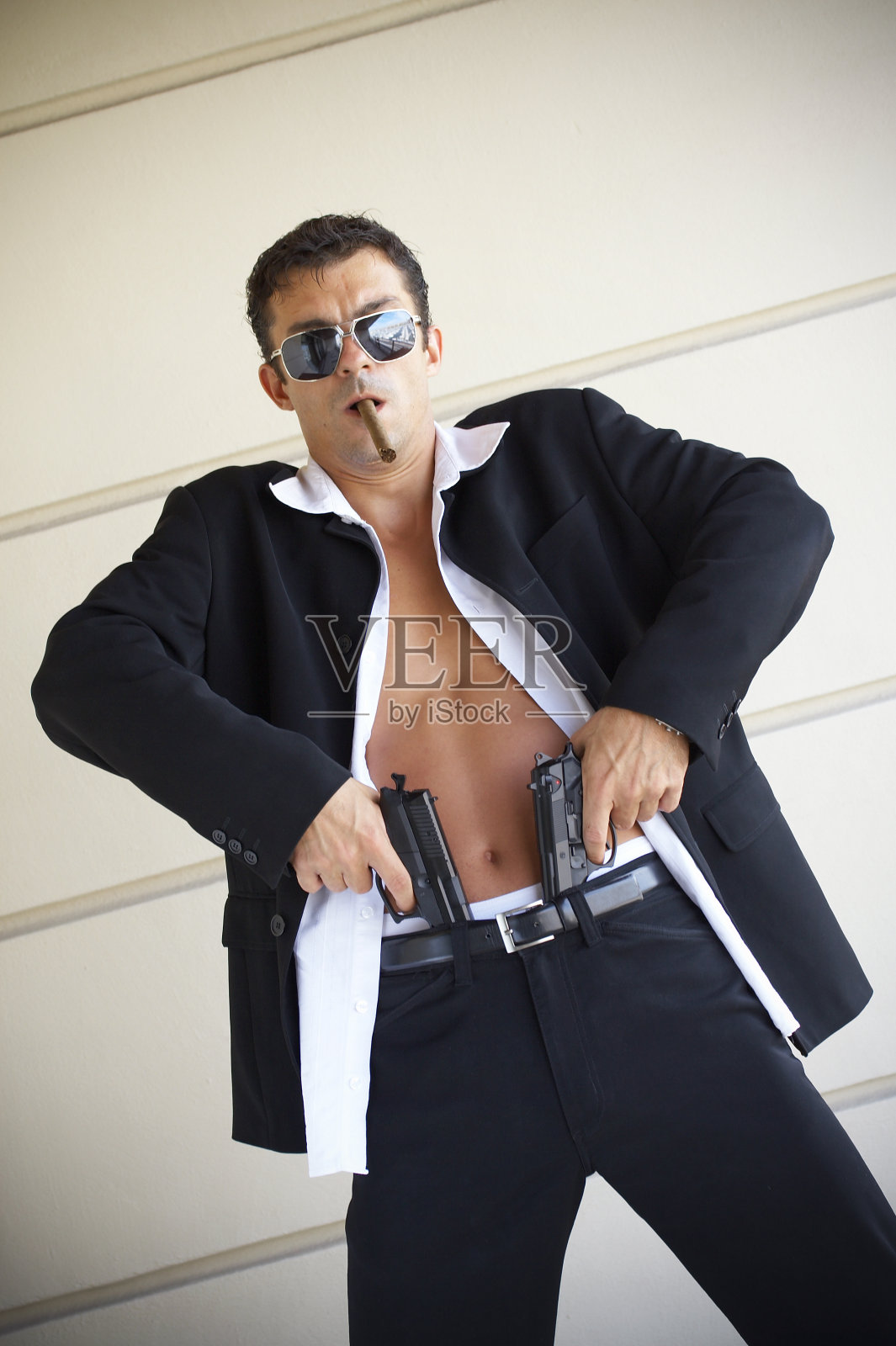 持枪的黑手党老大照片摄影图片