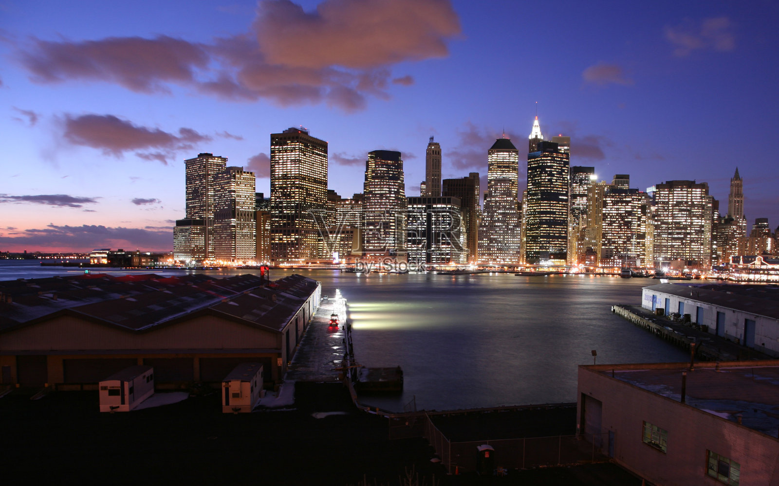 黄昏时的海滨和曼哈顿天际线照片摄影图片