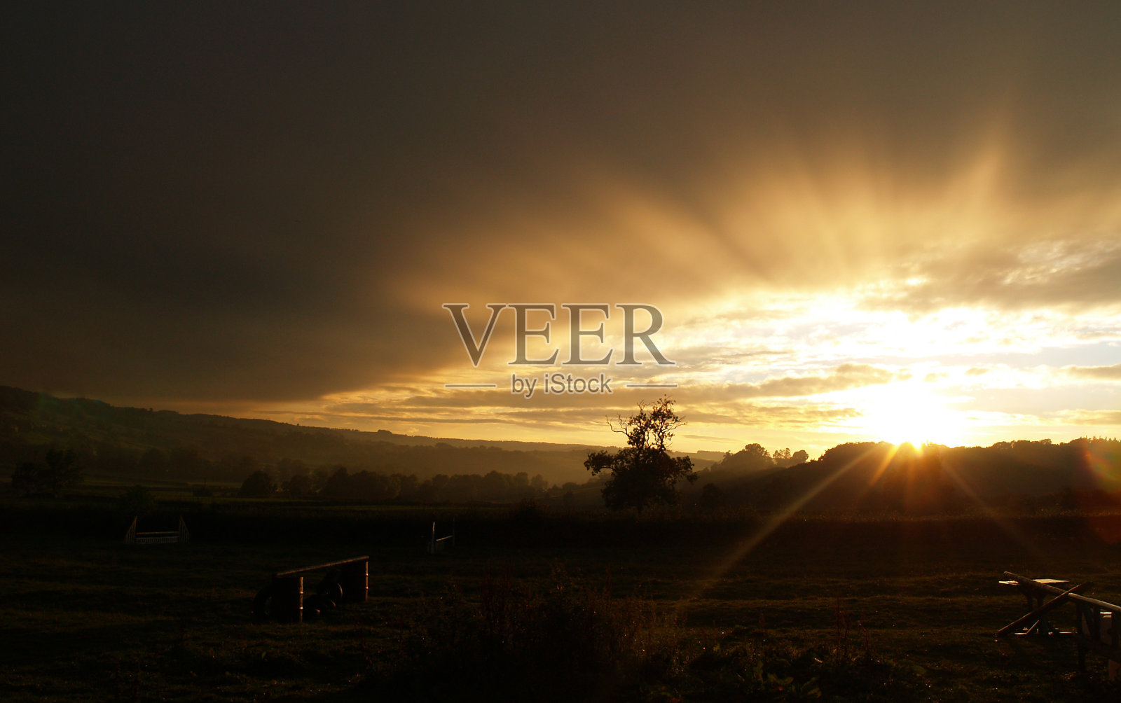 暴风雨后的日落。照片摄影图片
