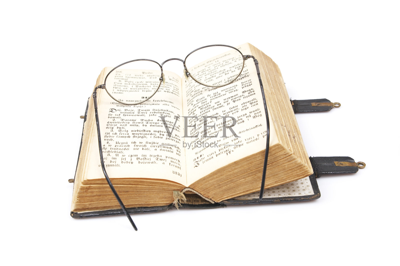 打开的旧书和眼镜照片摄影图片