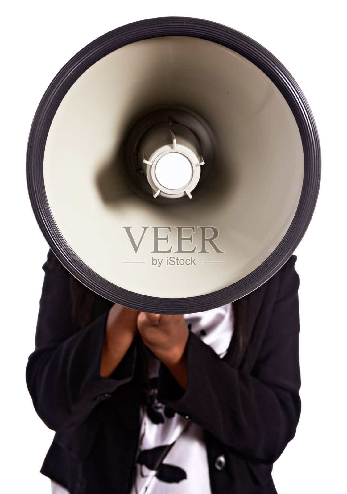 年轻女子几乎被巨大的扩音器遮住了照片摄影图片