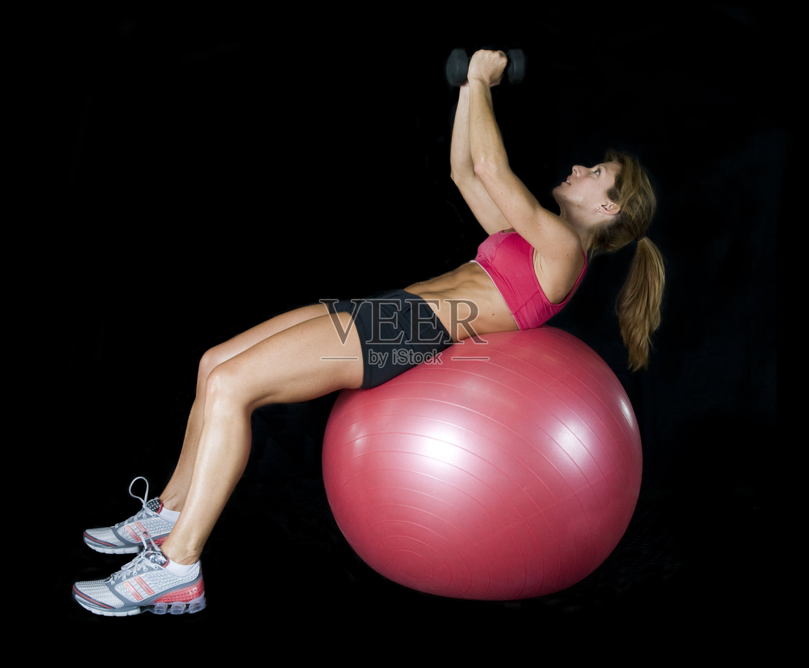 锻炼与普拉提球在黑色照片摄影图片