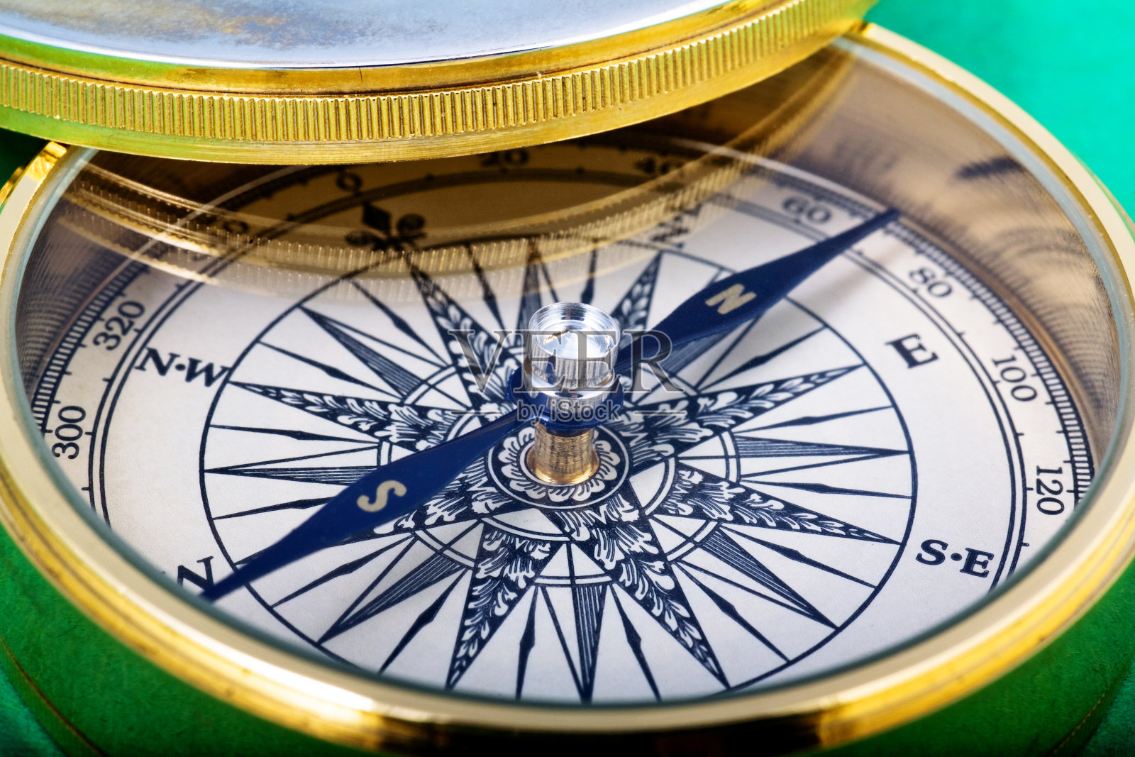 罗盘上的绿色照片摄影图片
