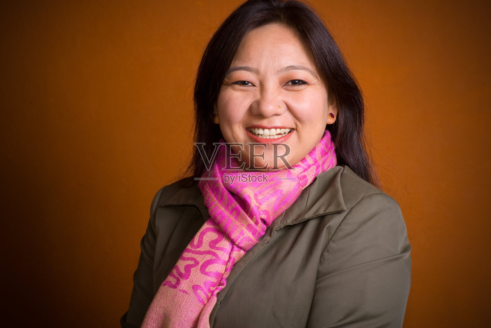 微笑的女孩照片摄影图片