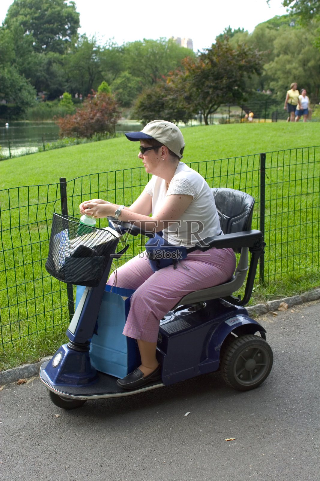 残疾人游客在中央公园照片摄影图片