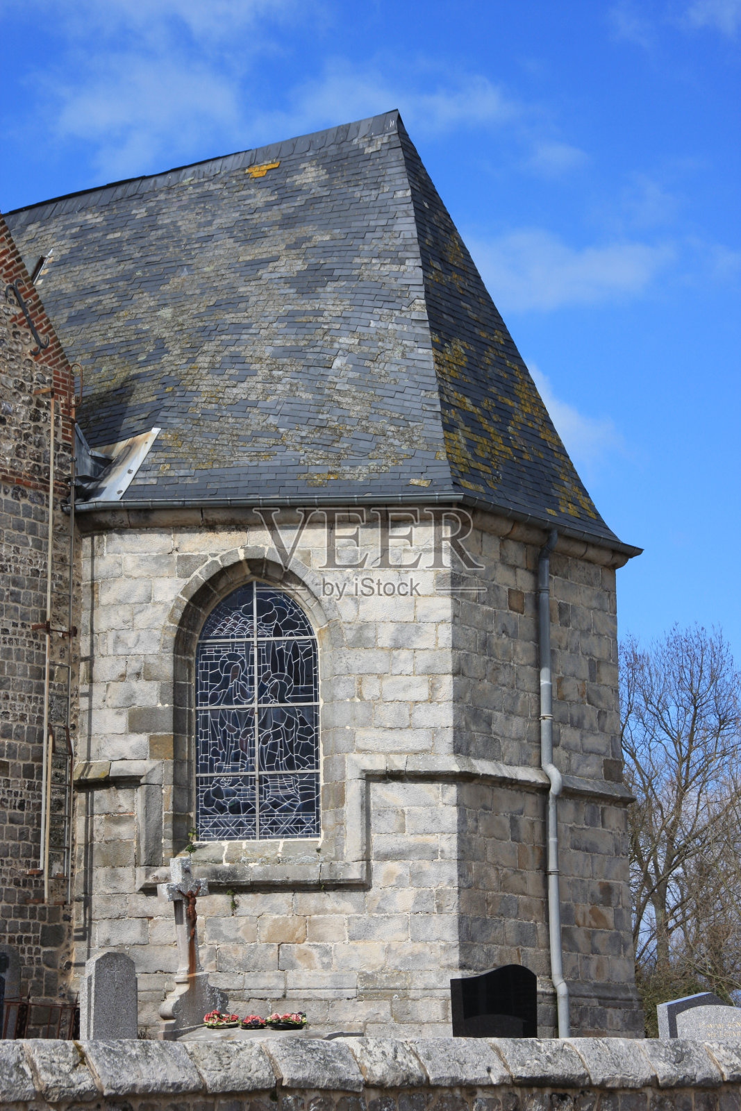 诺曼底乡村教堂的一部分照片摄影图片