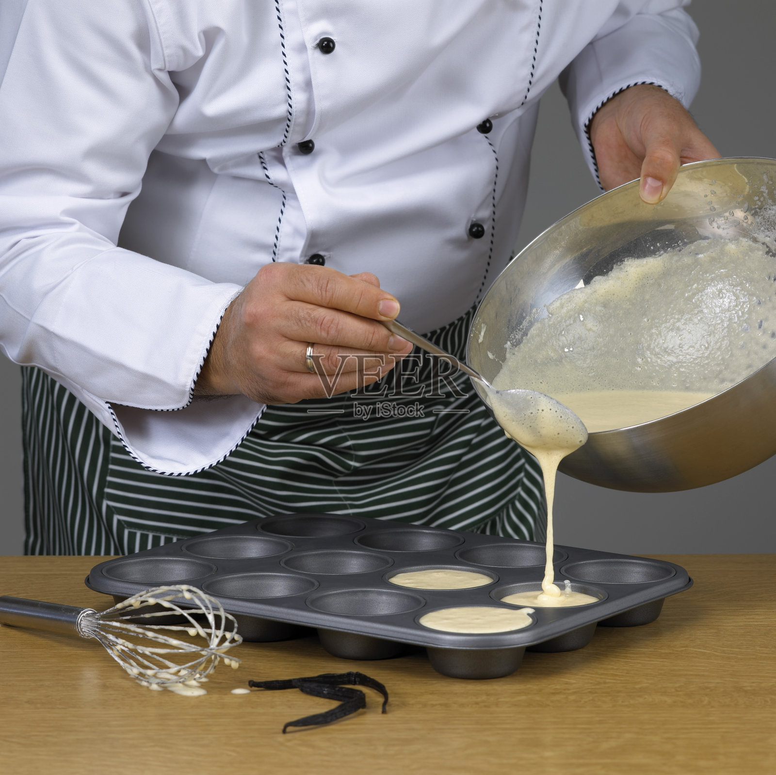 厨师倒蛋糕糊照片摄影图片