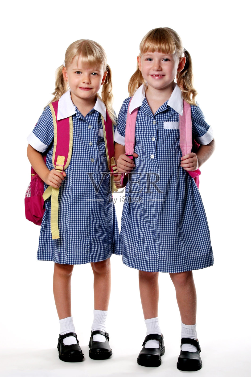 两个身材匀称的小女生照片摄影图片