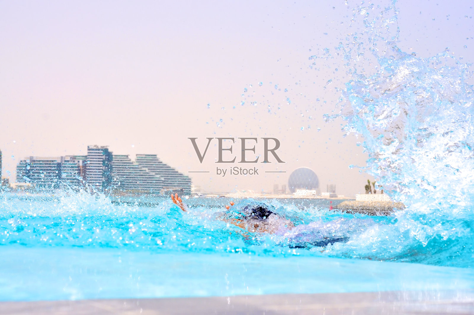 在阿布扎比的无边泳池里嬉戏照片摄影图片