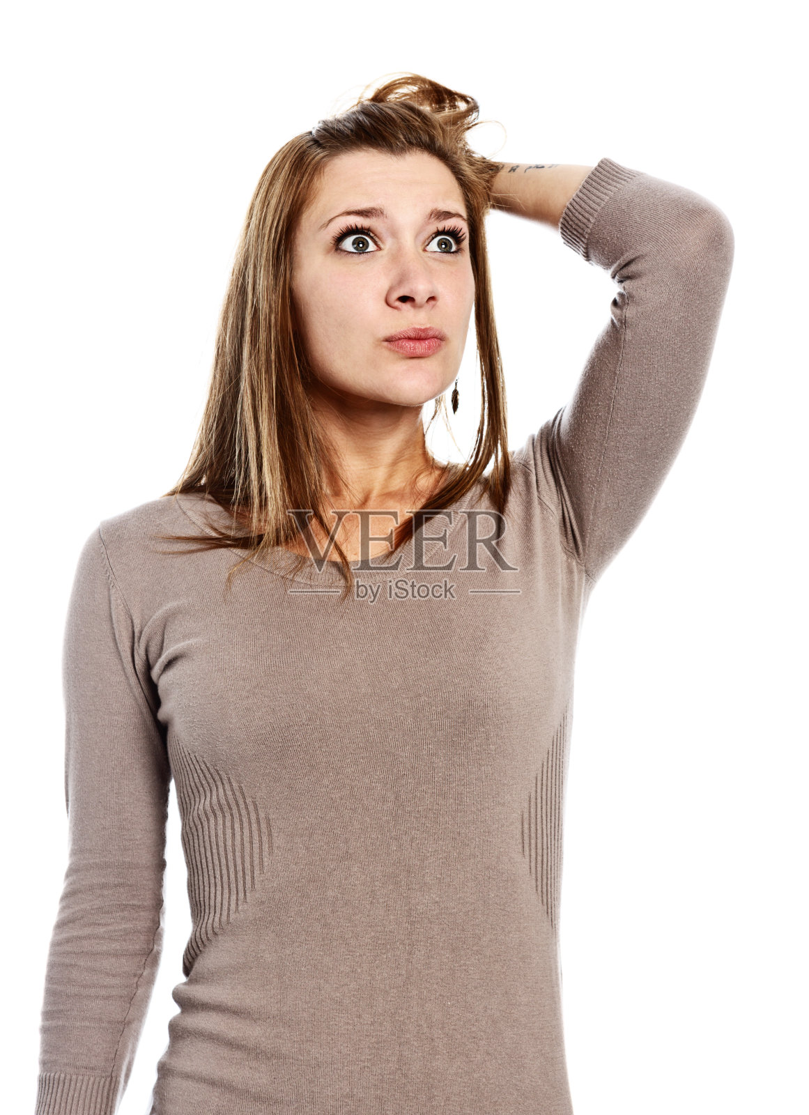 美丽的褐发女人看着一边，大眼睛和紧张照片摄影图片