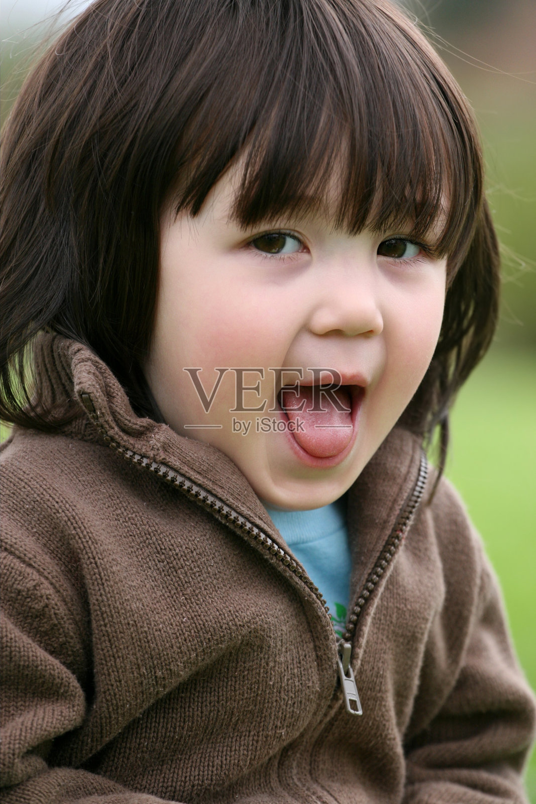 做鬼脸的可爱女孩照片摄影图片