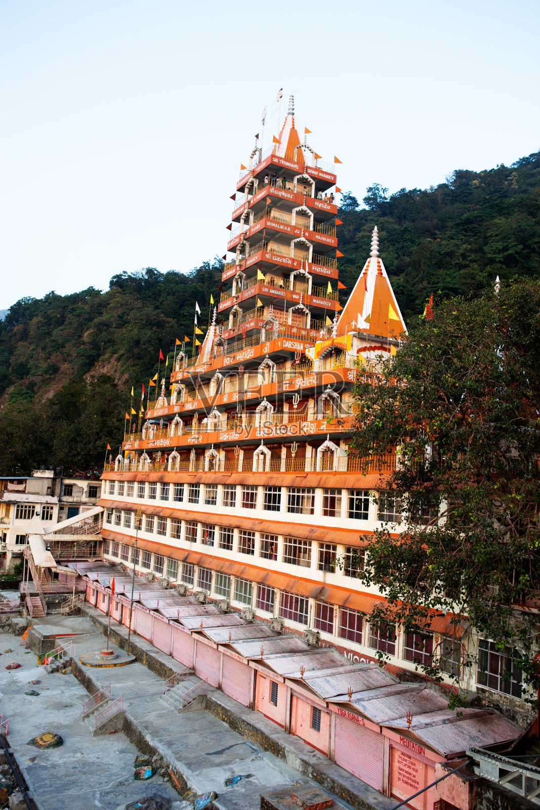 斯里特拉扬巴克什瓦尔神庙，拉克什曼朱拉，里希凯什照片摄影图片