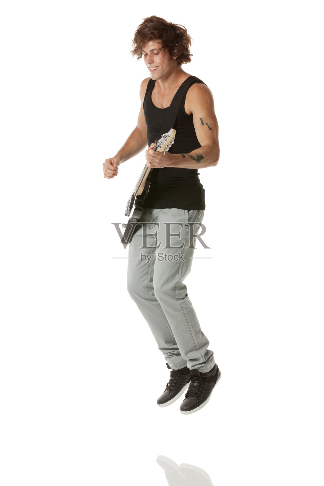 男音乐家一边跳一边弹吉他照片摄影图片