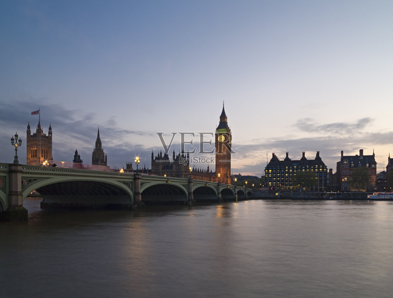 黄昏时伦敦的议会大厦和大本钟照片摄影图片