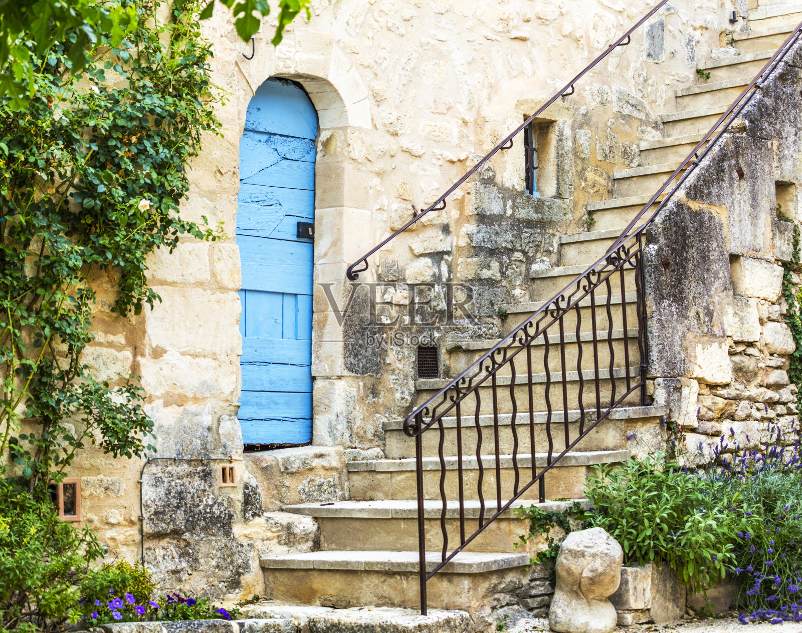 古老的普罗旺斯房子的门和石阶照片摄影图片