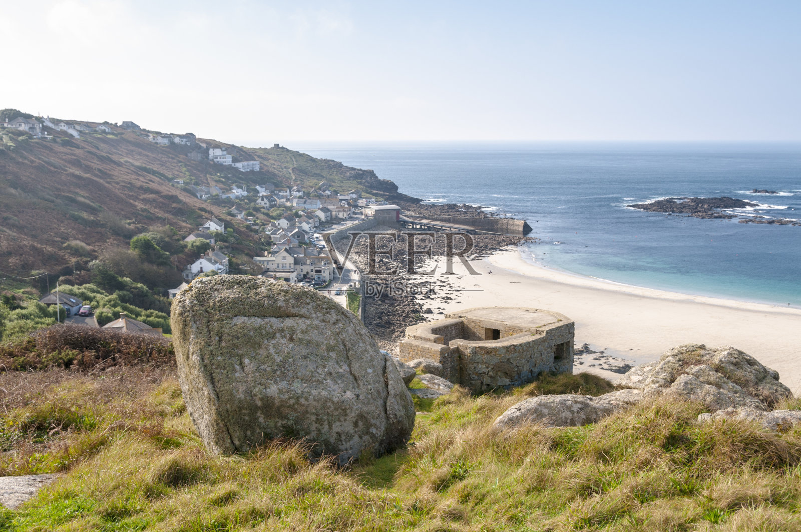 旧炮塔与海岸的观点照片摄影图片
