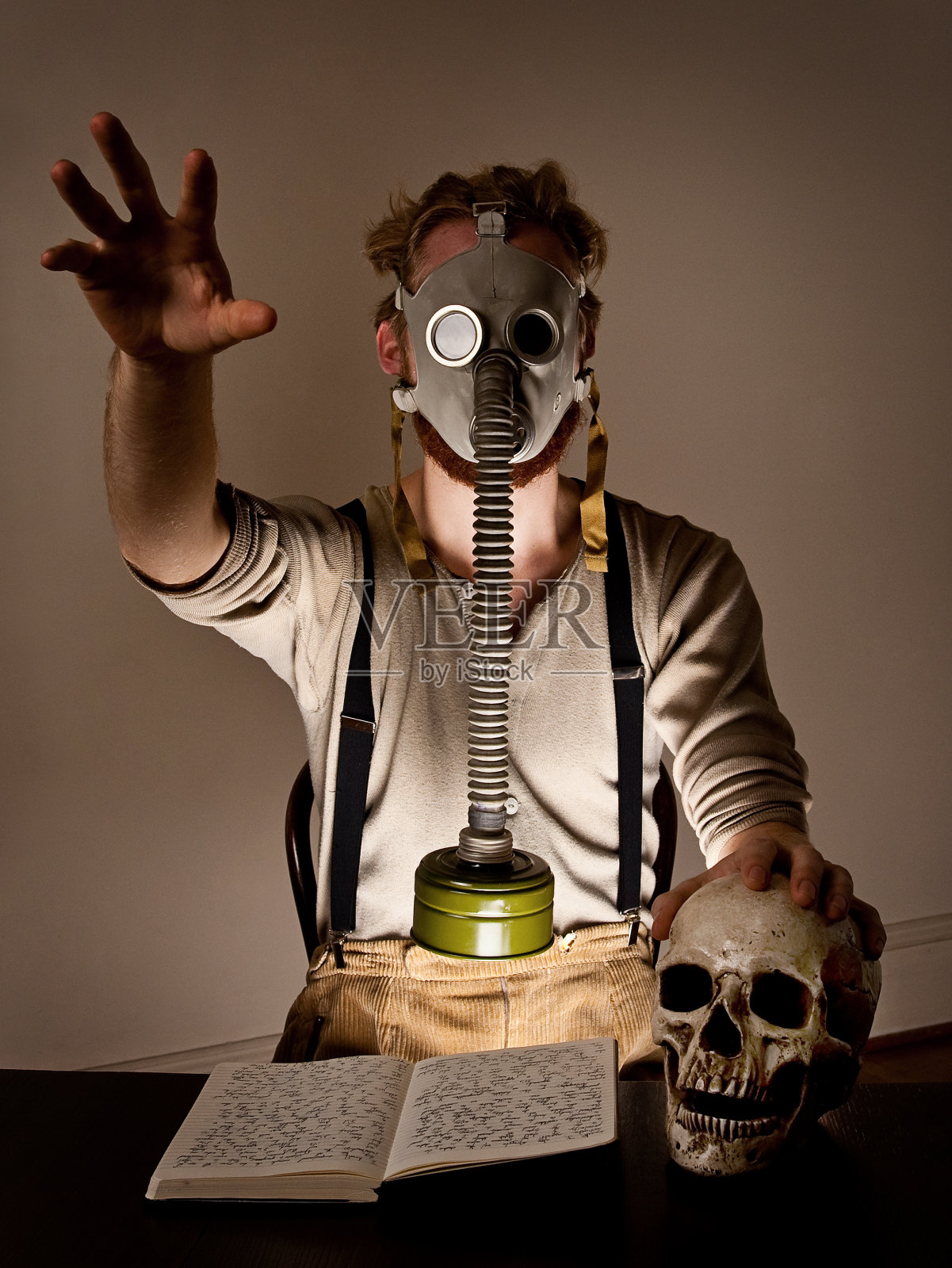 防毒面具的研究照片摄影图片